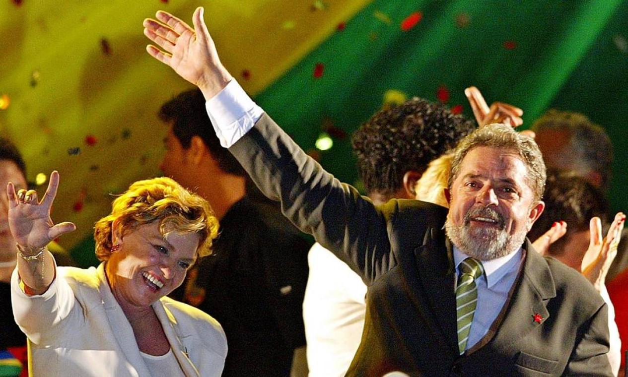 7 DE NOVEMBRO 2002 / ENFIM, ELEITO - Lula é eleito presidente em 7 de novembro ao derrotar José Serra, candidato do PSDB, no segundo turno. O petista recebe 52 milhões de votos, 61% dos válidos. Na foto, ele e a mulher, Marisa Letícia, comemoram a vitória Foto: Daniel Garcia / AFP