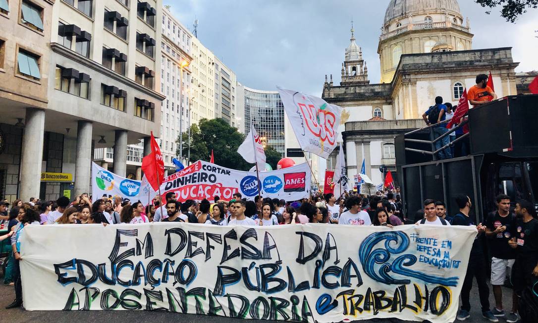 Manifestantes em prol da Educação no Rio partiram em caminhada a partir da Igreja da Candelária, no Centro Foto: Mateus Campos