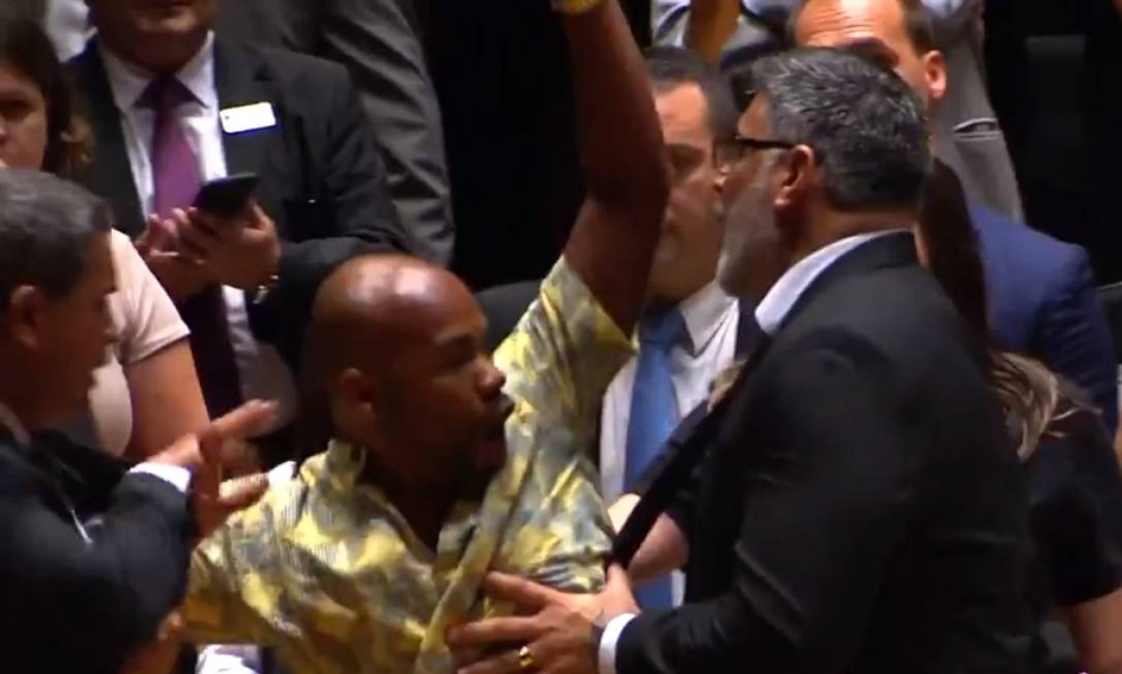 Frota se envolveu com um princípio de briga com o ativista do movimento negro Jesus dos Santos (PSOL), durante cerimônia de diplomação de novos deputados na Alesp 18/12/2018 Foto: Reprodução
