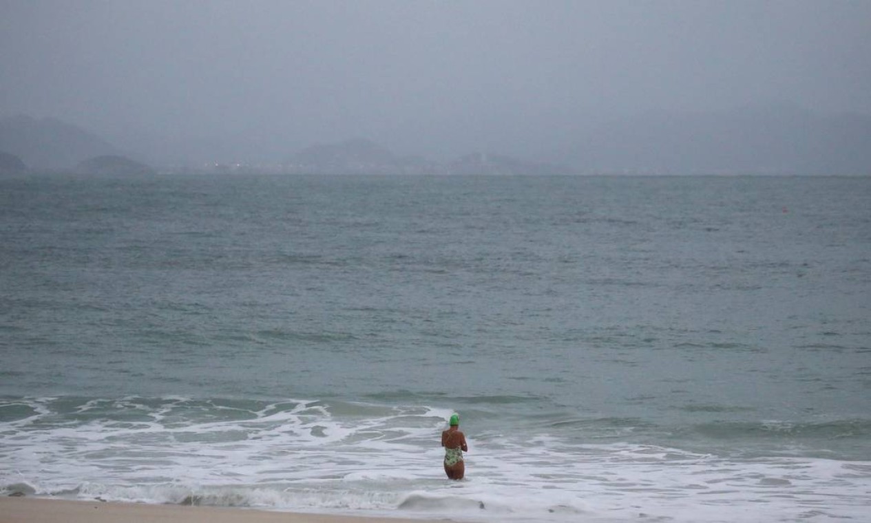 Nadadora não se intimidou com temperatura baixa e o mar agitado em Copacabana Foto: Fabiano Rocha / Agência O Globo