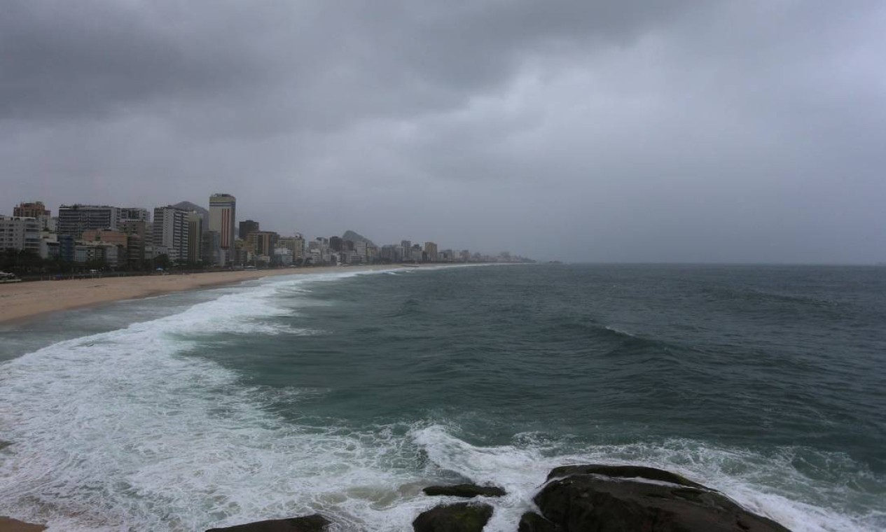 Há registro de chuva fraca desde o início da manhã desta quarta Foto: Fabiano Rocha / Agência O Globo