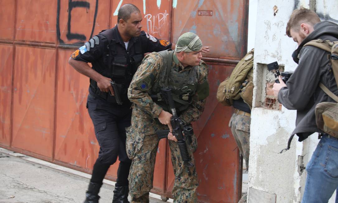 Policiais durante operação na Mangueira Foto: Fabiano Rocha / Agência O Globo