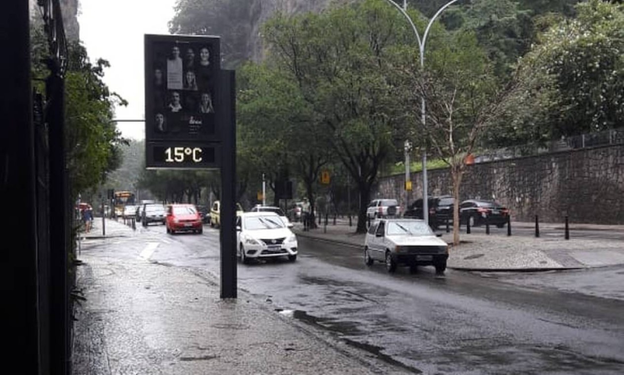 Termômetro marca 15 graus na Rua Pinheiro Machado, em Laranjeiras Foto: Saulo Pereira Guimarães / Agência O Globo