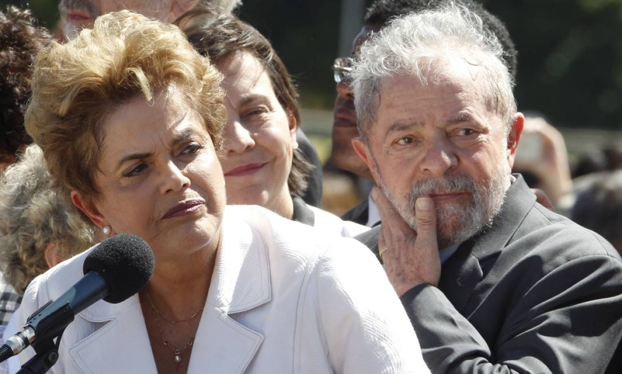 AFASTAMENTO DE DILMA - Lula surge abatido ao lado de Dilma Rousseff à frente do Palácio do Planalto horas após o Senado decidir pelo afastamento da presidente, em maio de 2016 Foto: Givaldo Barbosa / O Globo