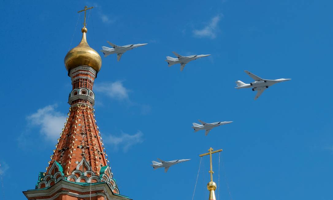 
Bombardeiros nucleares supersônicos Tupolev Tu-160 (à frente) e Tupolev Tu-22M3 voam em formação sobre a Catedral de São Basílio, em Moscou, durante comemoração do Dia da Vitória da Rússia na Segunda Guerra Mundial, em maio deste ano: exercício é uma demonstração de capacidade do país de levar armas nucleares às portas dos EUA
Foto:
Tatyana Makeyeva/REUTERS/04-05-2019
