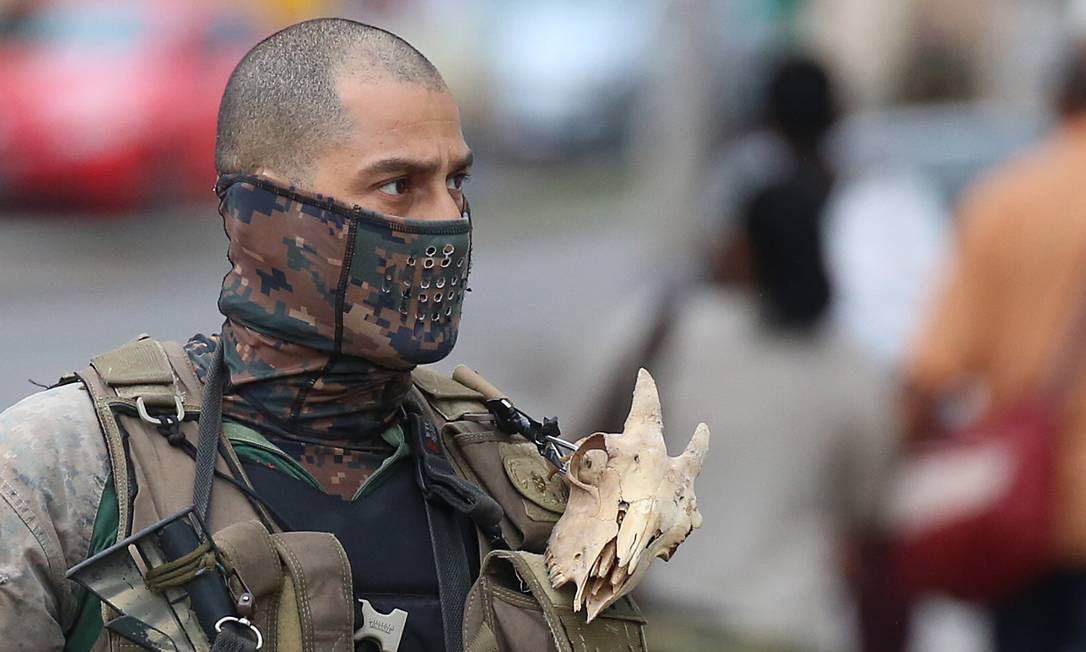 PM do Bope usa caveira presa à uniforme durante ação na Mangueira Foto: Fabiano Rocha / Agência O Globo