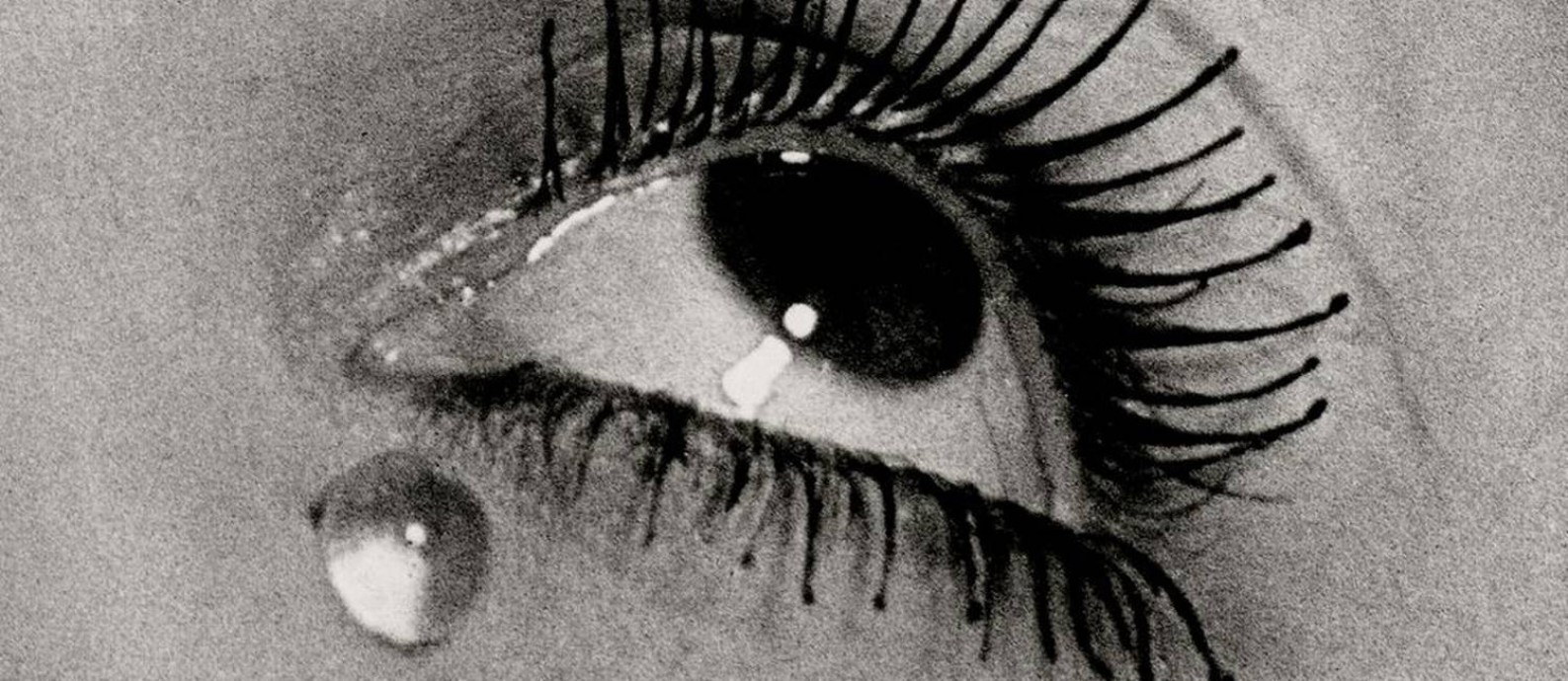 'Tears', famosa fotografia dos anos 1930, foi usada como cartaz da mostra "Man Ray em Paris" Foto: Man Ray / Reprodução