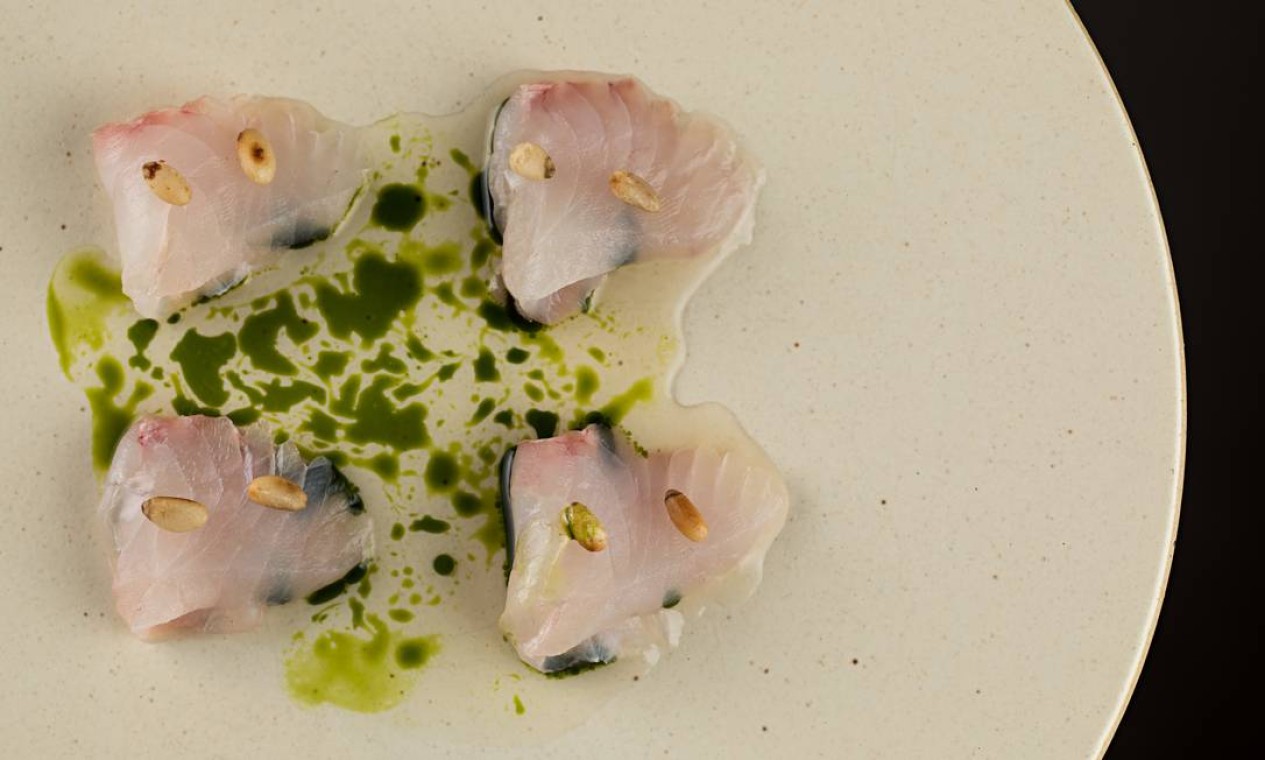 Oteque. Olho de cão, pinole e vinagreta de algas Foto: Rodrigo Azevedo / O Globo
