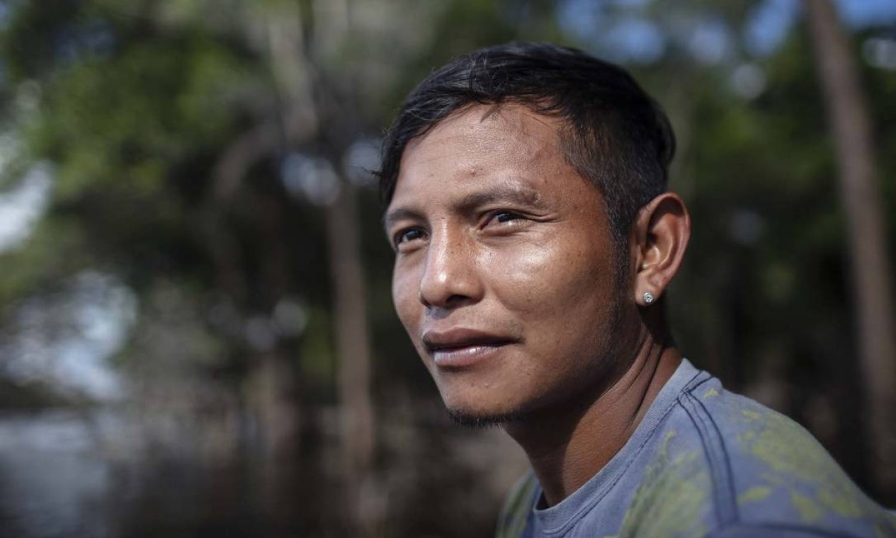 Enéias Paumari, de 25 anos, acompanhando a pesca do pirarucu de manejo, na terra indígena Paumari, no Amazonas Foto: Marizilda Cruppe