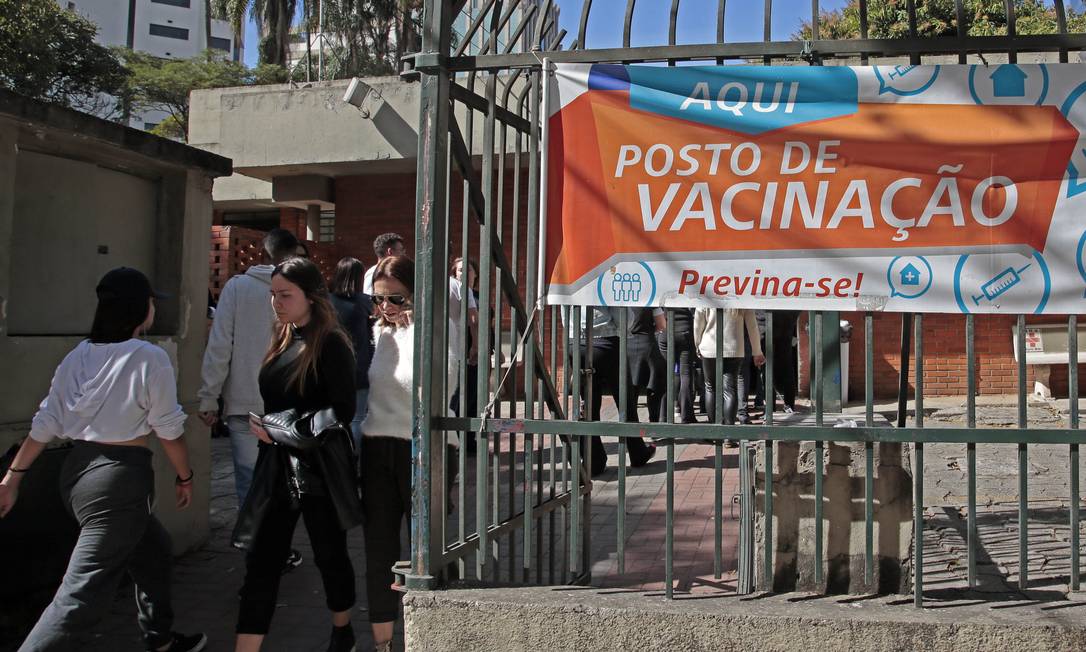 Fila em posto de vacinação na zona sul de São Paulo: capital lidera ranking de sarampo no estado, com 997 casos Foto: Edilson Dantas / Agência O Globo