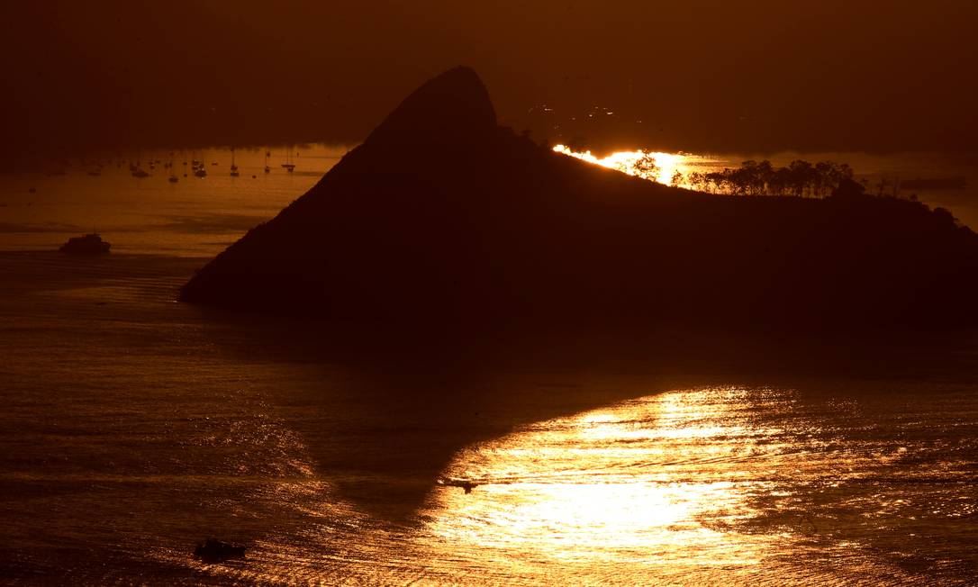 Os primeiros raios de sol refletidos no mar da Enseada de Botafogo Foto: Fabiano Rocha / Agência O Globo