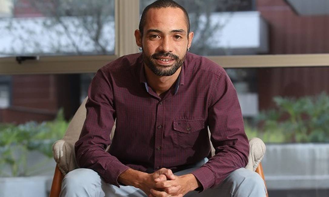 Silvio Guindane ‘O ator negro ainda está dentro de uma caixinha’ Jornal O Globo