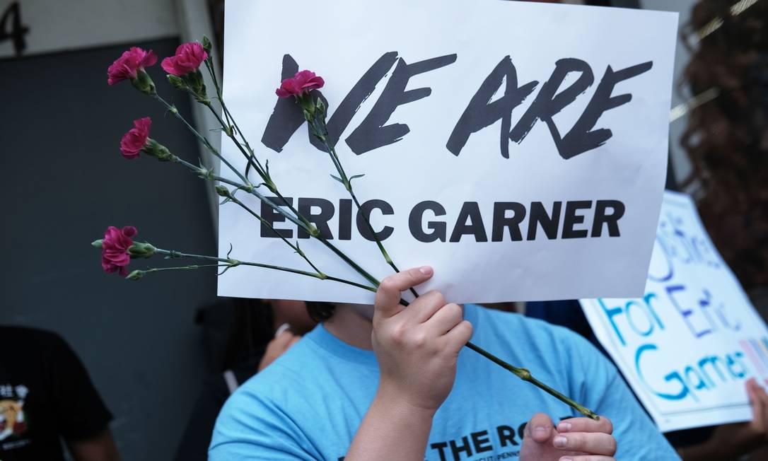 Manifestantes prestam homenagem a Eric Garner, que morreu uma hora após ser asfixiado por um policial branco em Nova York, em julho de 2014 Foto: SPENCER PLATT / AFP