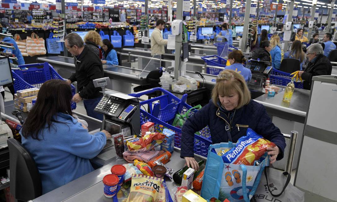 Argentinos fazem compras no supermercado: o presidente Mauricio Macri ellminou impostos sobre alimentos para reduzir os índices de inflação Foto: JUAN MABROMATA / AFP