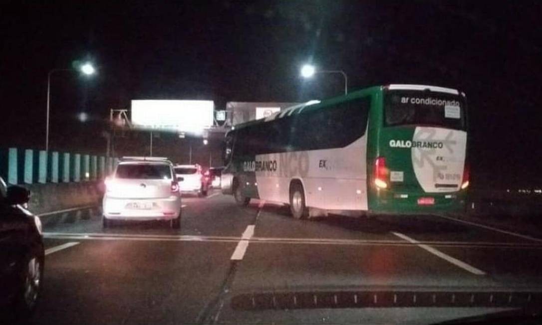 Ônibus com reféns ficou atravessado no sentido Rio Foto: Reprodução TV