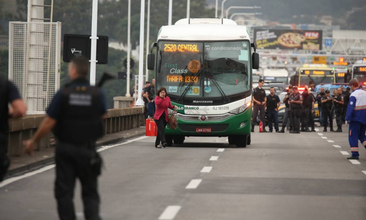 Tráfego no sentido Rio está interditado Foto: Fabiano Rocha / Agência O Globo
