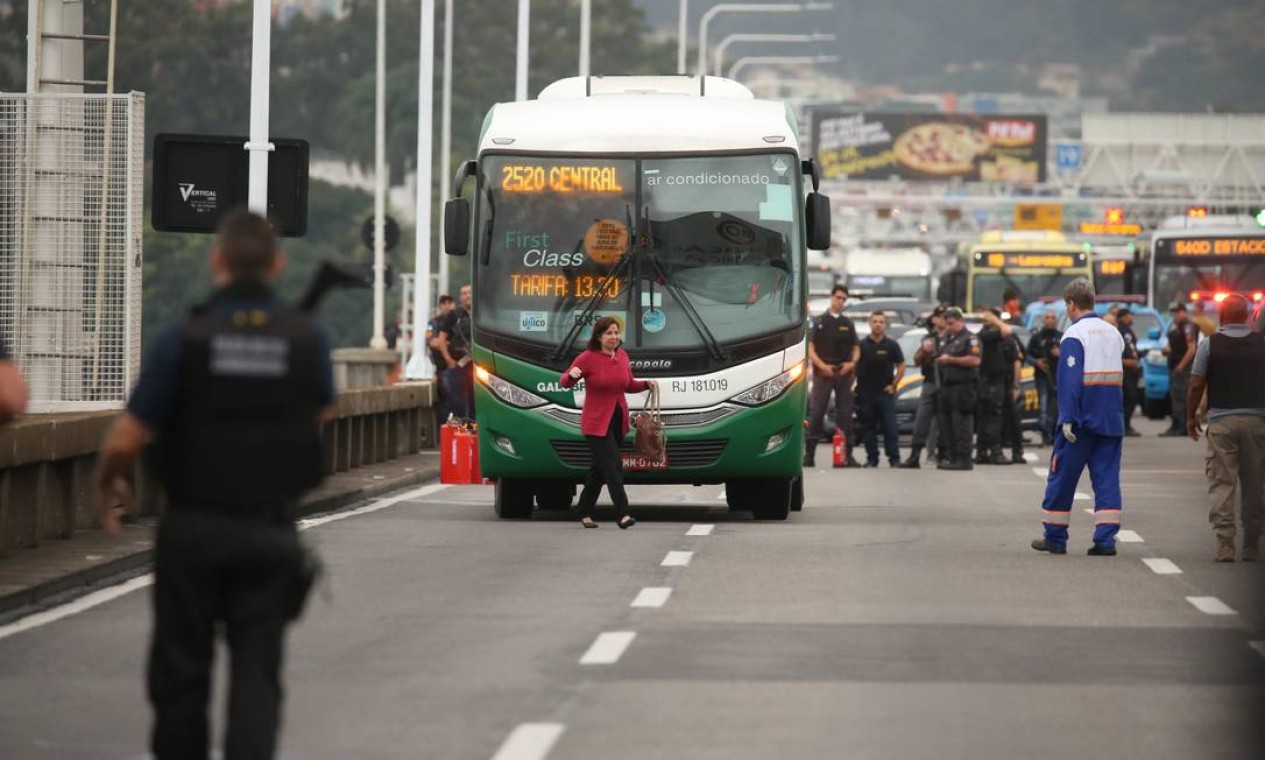 O sequestrador liberou alguns reféns Foto: Fabiano Rocha / Agência O Globo