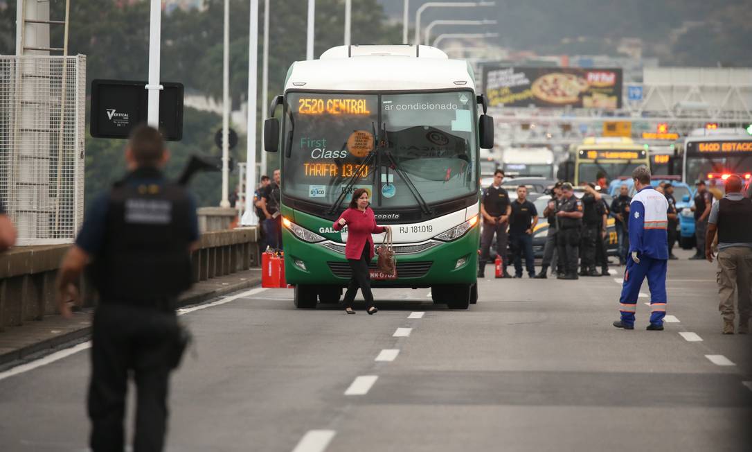 Refém que estava em ônibus é liberada por sequestrador na Ponte Rio-Niterói Foto: Fabiano Rocha / Agência O Globo