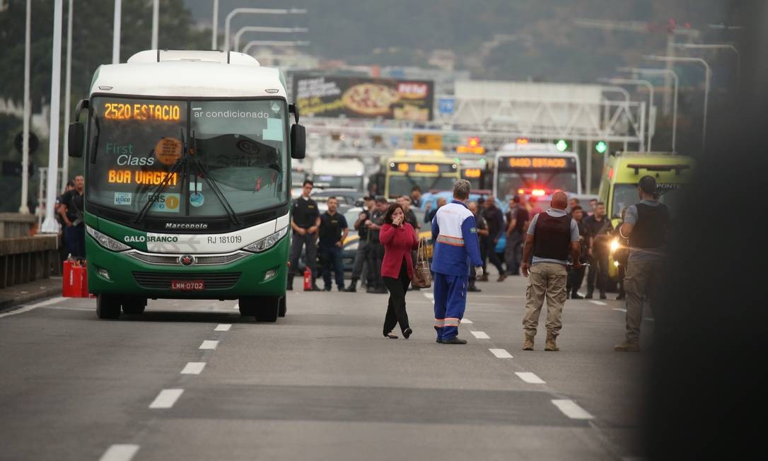 Mulher mantida refém é liberada Foto: Fabiano Rocha / Agência O Globo