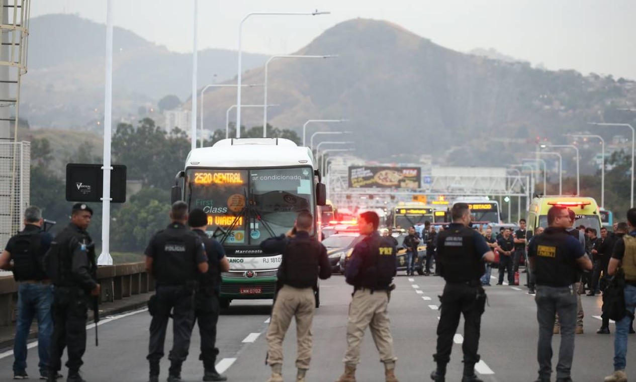 Cerco da Polícia Rodoviária Federal e Miltar ao ônibus sequestrado Foto: Fabiano Rocha / Agência O Globo