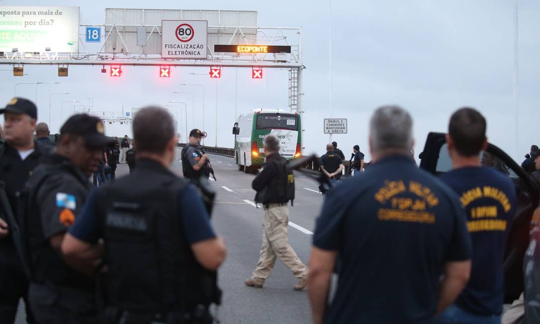 Policiais rodoviários federais durante o cerco Foto: Fabiano Rocha / Agência O Globo