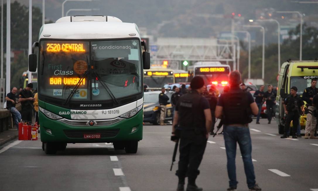 Trânsito é bloqueado para a negociação com o sequestrador Foto: Fabiano Rocha / Agência O Globo