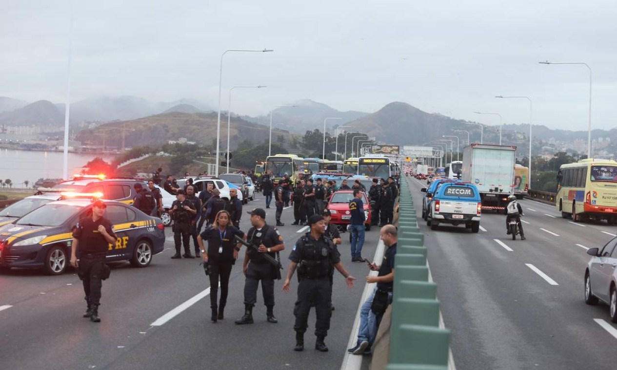 Movimentação policial na Ponte Rio-Niterói Foto: Fabiano Rocha / Agência O Globo