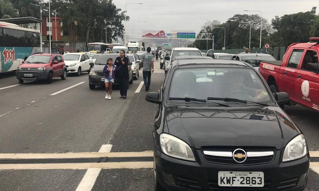 Com o bloqueio da ponte em razão do sequestro, passageiros desistem de pegar os ônibus Foto: Ana Carolina / Agência O Globo