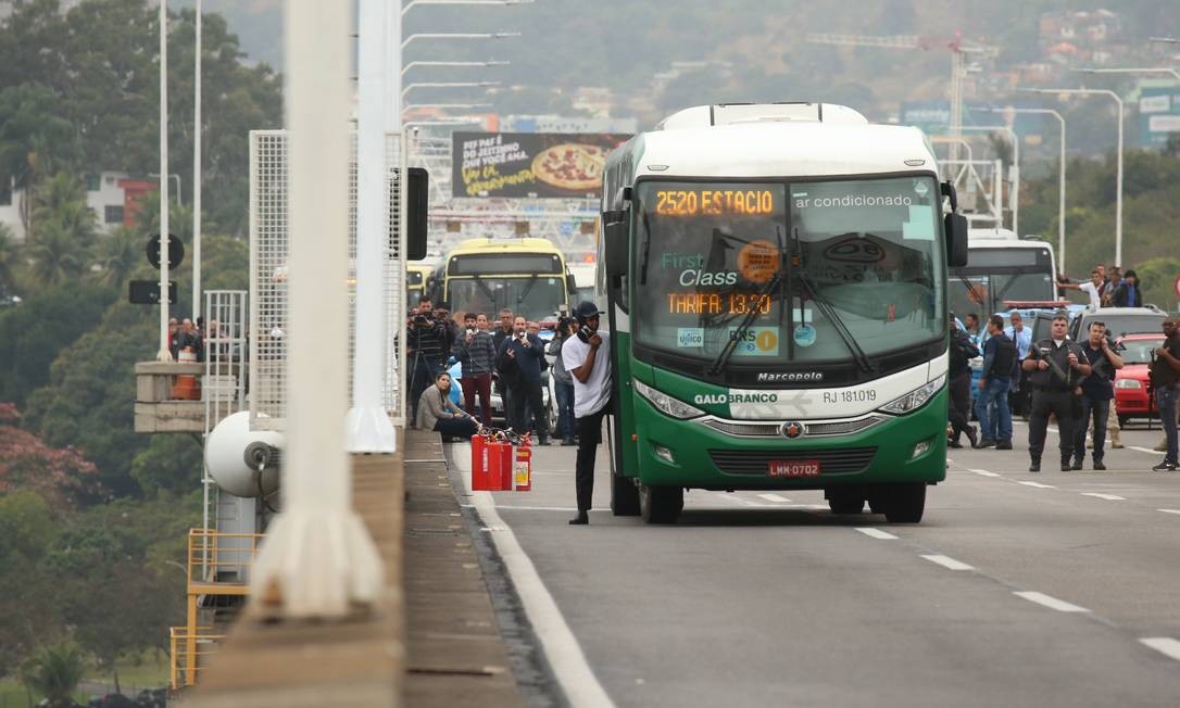 O sequestrador do lado de fora do ônibus Foto: Fabiano Rocha / Agência O Globo