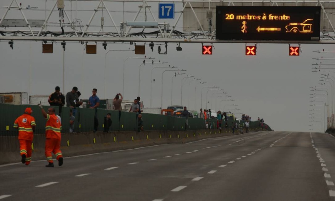Passageiros e motoristas que estão presos no congestionamento na mureta divisória Foto: Fabiano Rocha / Agência O Globo