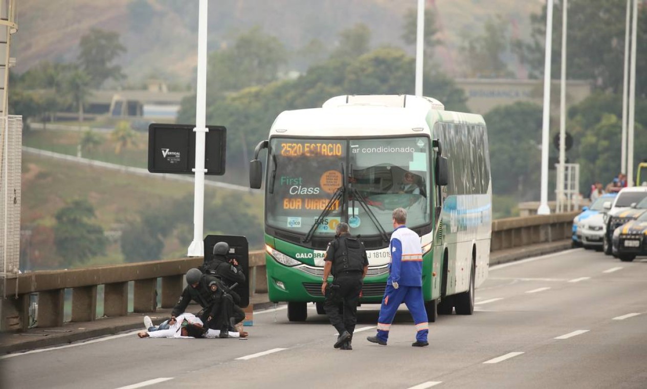Refém liberada desmaia ao sair do ônibus Foto: Fabiano Rocha / Agência O Globo