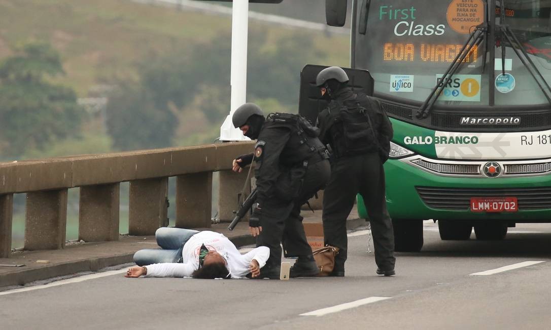 Refém deitada no chão Foto: Fabiano Rocha / Agência O Globo
