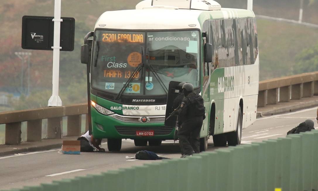Sequestrador atingido pela polícia durante o sequestro de ônibus na Ponte Rio-Niterói.
Fabiano Rocha/ Agência O Globo Foto: Fabiano Rocha / Fabiano Rocha