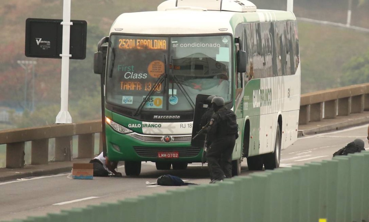 Sequestrador atingido pela polícia durante o sequestro de ônibus na Ponte Rio-Niterói Foto: Fabiano Rocha / Fabiano Rocha