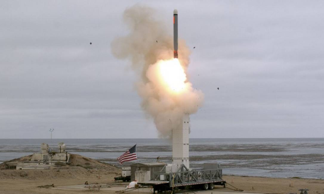 Foto divulgada pelo Departamento de Defesa dos Estados Unidos mostra o míssil testado na Califórnia Foto: SCOTT HOWE / AFP