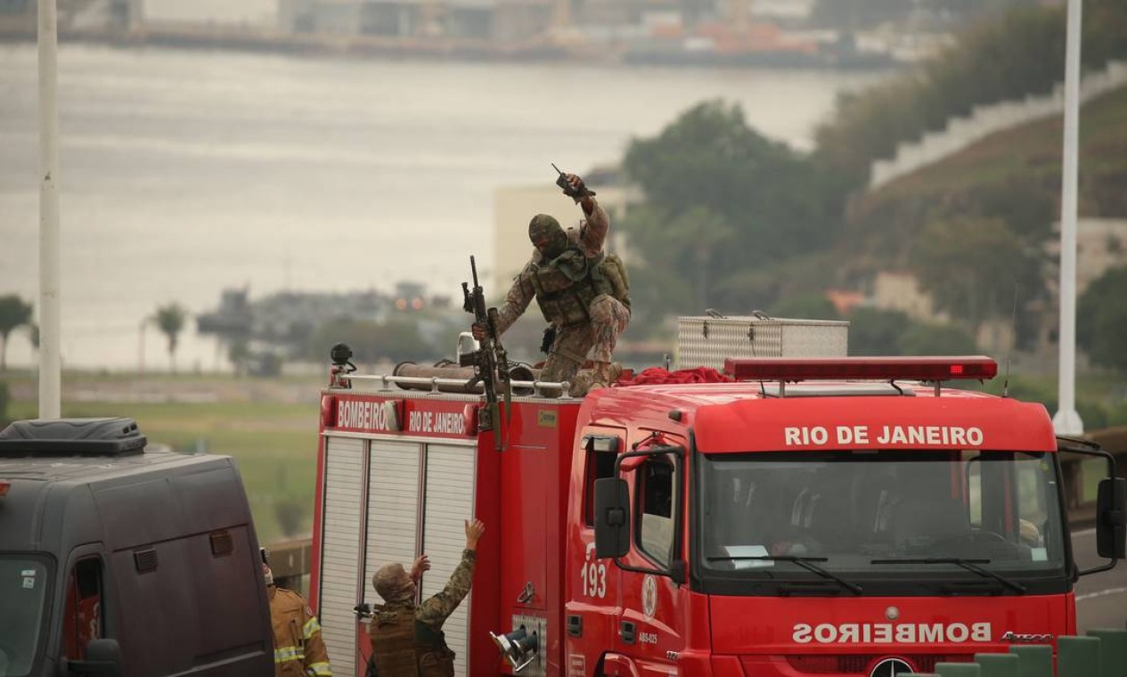 Após atingir o sequestrador, policial desce do carro dos bombeiros Foto: Fabiano Rocha / Agência O Globo