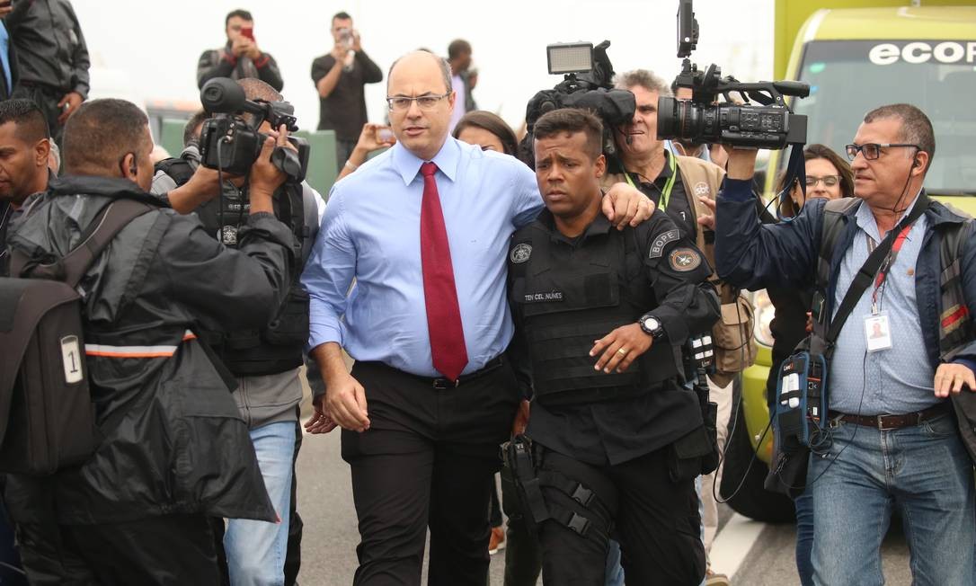 Witzel chega ao local do sequestro aps a ao Foto: Fabiano Rocha / Agncia O Globo