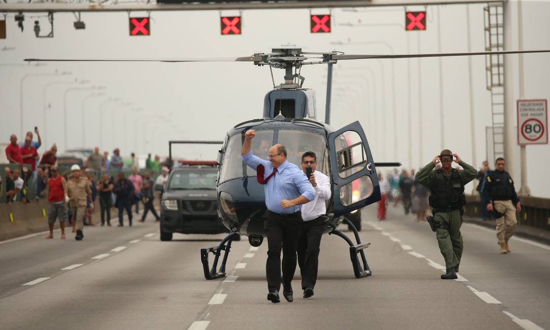 Na foto, o governador Wilson Witzel após descer de helicóptero na Ponte. Foto: Fabiano Rocha / Fabiano Rocha