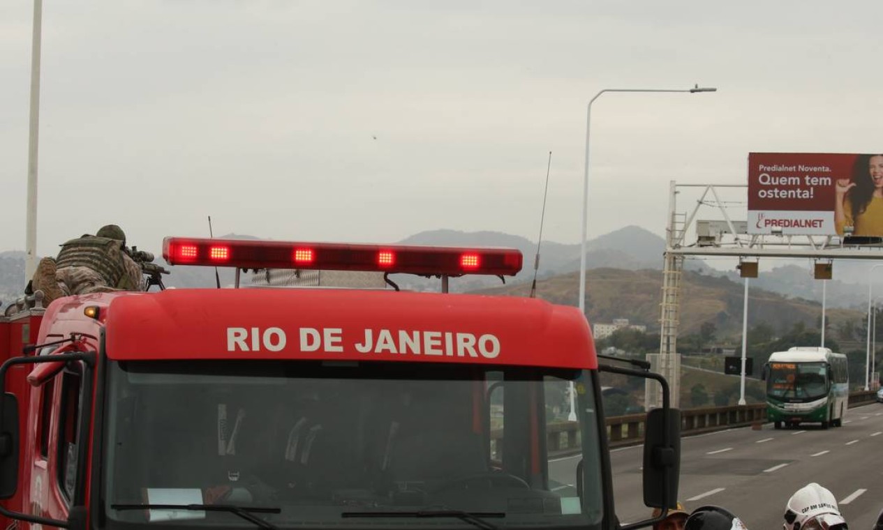 Atirador posicionado e o ônibus com os reféns ao fundo Foto: Fabiano Rocha / Agência O Globo