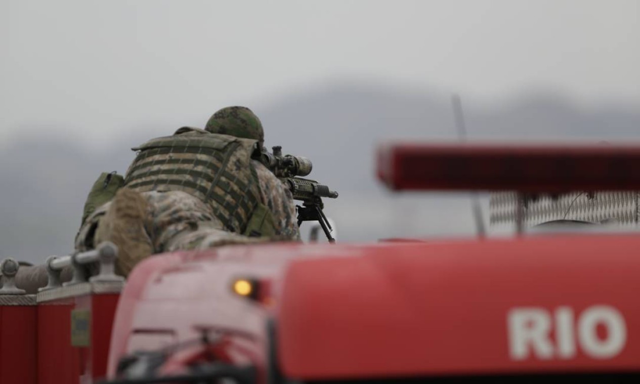 Sniper espera a hora de atirar Foto: Gabriel Paiva / Agência O Globo