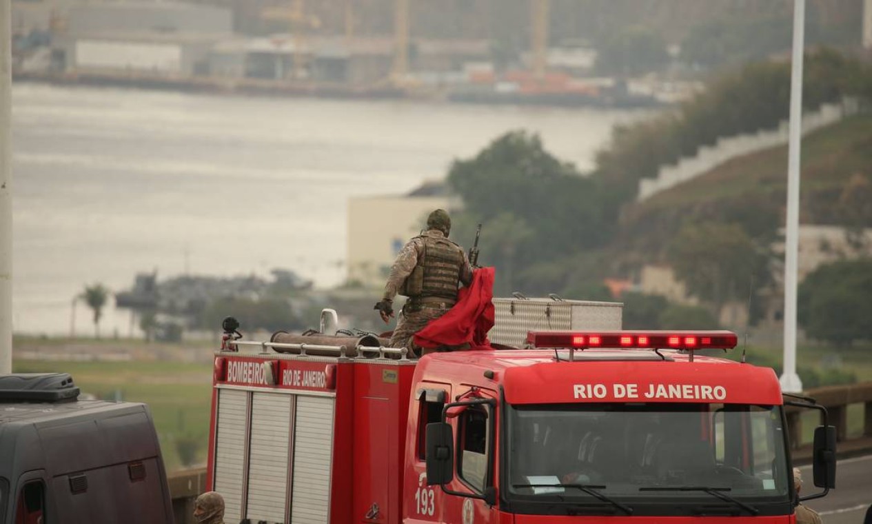 O sniper se cobre com a manta para se camuflar e não chamar atenção do sequestrador Foto: Fabiano Rocha / Agência O Globo