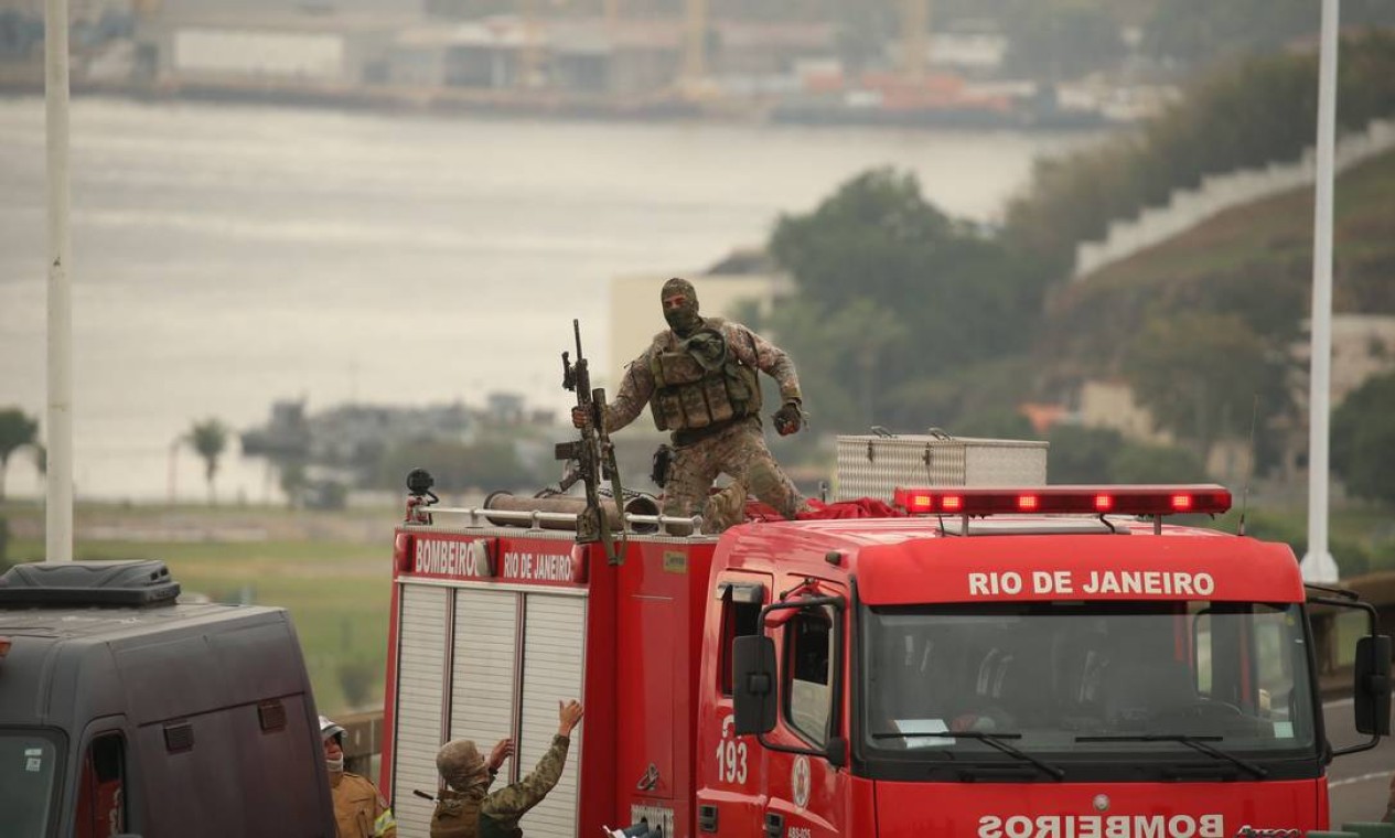 Após atingir o sequestrador, policial desce do carro dos bombeiros Foto: Fabiano Rocha / Agência O Globo