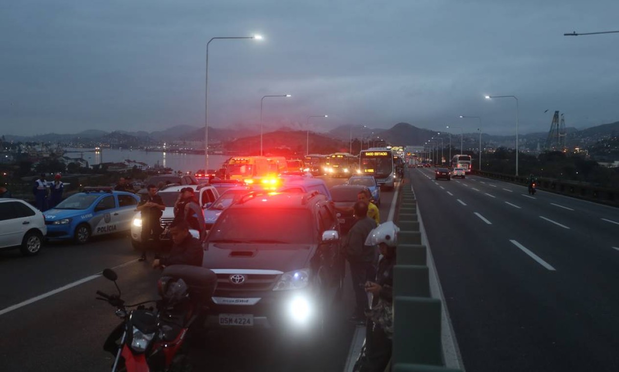 Trânsito fica parado no sentido Rio de Janeiro Foto: Fabiano Rocha / Agência O Globo