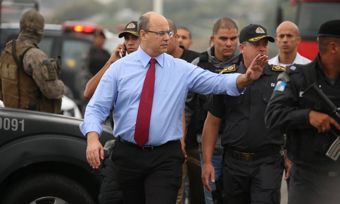 O governador Wilson Witzel após descer de helicóptero na Ponte Rio-Niterói Foto: Fabiano Rocha / Fabiano Rocha
