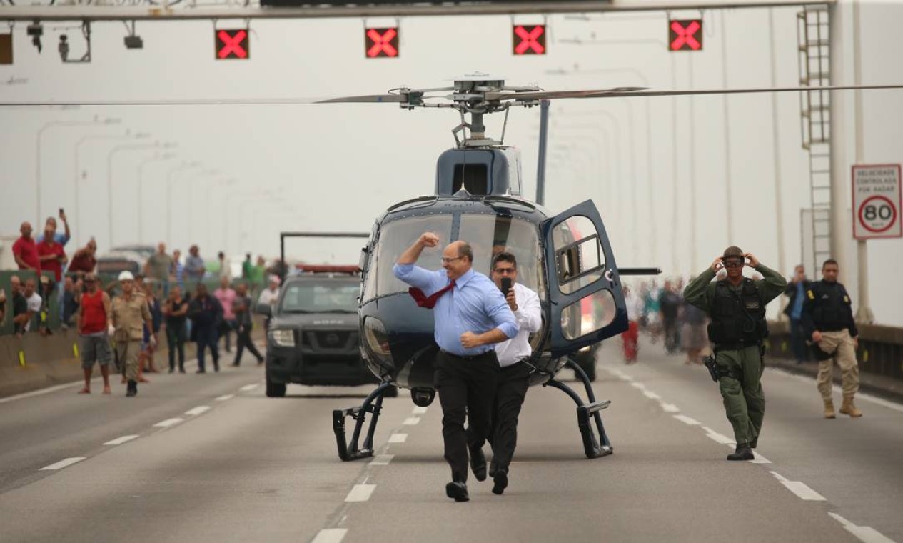 Após a morte do sequestrador, o governador Wilson Witzel desce de helicóptero na Ponte Rio-Niterói comemorando Foto: Fabiano Rocha / Agência O Globo
