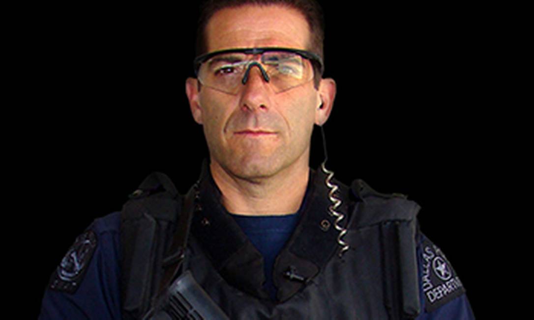 O agente Christian D'Angello, da SWAT, divisão de armas e táticas especiais dos Estados Unidos