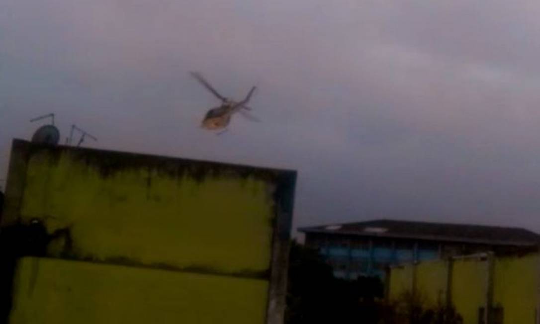 Helicóptero lançou bomba de efeito moral em uma área residencial da Cidade de Deus Foto: Reprodução