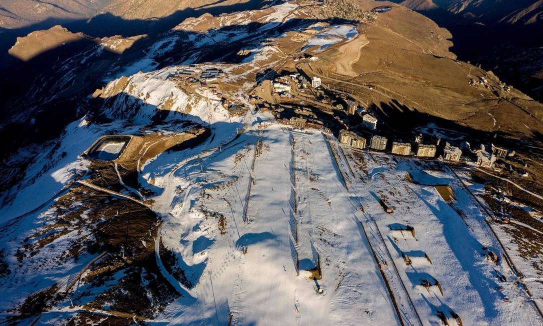 x84152698_TOPSHOTAerial-view-of-El-Colorado-skiing-centre-in-the-Andes-Mountains-some-30-km-from-S.jpg.pagespeed.ic.Vzz2_c5u1X.jpg