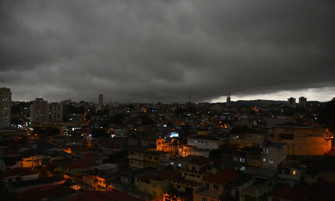 O dia virou noite em São Paulo nesta segunda-feira (19) Foto: Bruno Ulivieri/Ofotográfico / Agência O Globo