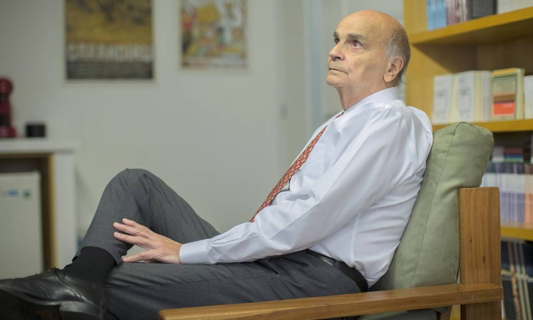Drauzio Varella em seu consultório: 'Não quero me aposentar' Foto: Edilson Dantas / Agência O Globo
